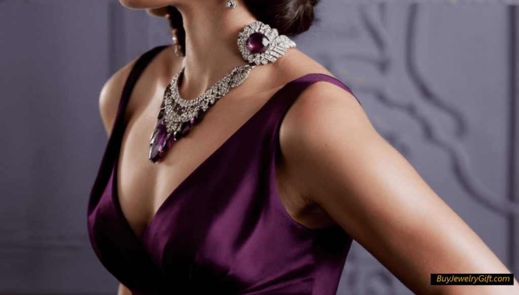 What Color Jewelry Goes Perfectly With a Plum Dress?
